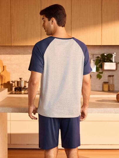 Manfinity Underwear&Sleepwear Basics بذلة نوم من ملابس علوية وشورت بأكمام راجلان وألوان متباينة للرجال في الصيف