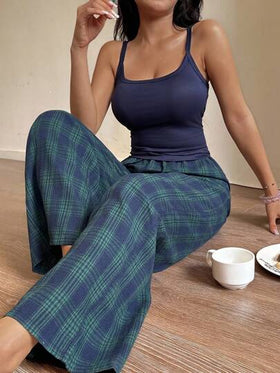SHEIN Napfluff مجموعة بيجامة للنساء متباينة الألوان 2 قطعة بنطلون بنمط الشيكات بحمالات رقيقة وتصميم ظهر مكشوف