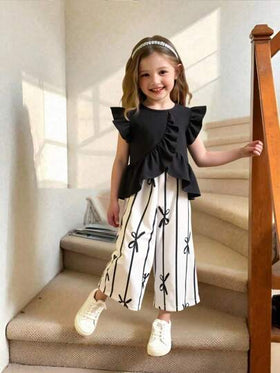 Elladie kids مجموعة بنطلون كاجوال للبنات الصغيرات بتصميم حاشية غير متماثلة وطباعة الفيونكة، مجموعة قطعتين للبنات الصغيرات، ملابس علوية علوية مكشكشة سوداء ومجموعة بنطلون مطبوع بالفيونكة للبنات الصغيرات، طقم أبيض وأسود للبنات الصغيرات، طقم صيفي للبنات الصغي