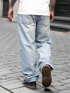 Manfinity Homme بنطلون جينز رجالي واسع مغسول فاتح - بتصميم مريح وكاجوال بساق واسعة وجيوب، تصميم طويل للأناقة الحديثة. بنطلون جينز رجالي كبير الحجم بلون أزرق فاتح