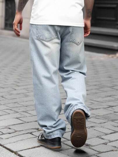 Manfinity Homme بنطلون جينز رجالي واسع مغسول فاتح - بتصميم مريح وكاجوال بساق واسعة وجيوب، تصميم طويل للأناقة الحديثة. بنطلون جينز رجالي كبير الحجم بلون أزرق فاتح