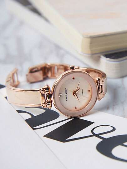 Anne Klein ساعة معصم أنثوية مزدانة بالألماس، قرص أم اللؤلؤ بلون وردي باهت، ساعة فاخرة هدية للسيدات، سوار ساعة بطبقة من المينا باللون الذهبي الوردي، AK/1980BMRG