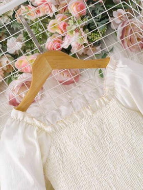 SHEIN فستان بناتي بتصميم A على شكل حرف A، بياقة مربعة وأكمام منتفخة وخصر مجعد وحاشية مكشكشة، على الطراز الفرنسي الأنيق والجميل