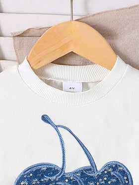 SHEIN طقم بناتي مكون من بلوزة كروشيه طويلة الأكمام بياقة مستديرة مع رقعة جينز وشعار الكرز، وتنورة جينز مطوية، طقم أزياء خريفي أنيق باللون الأزرق الفاتح لفتيات الأطفال