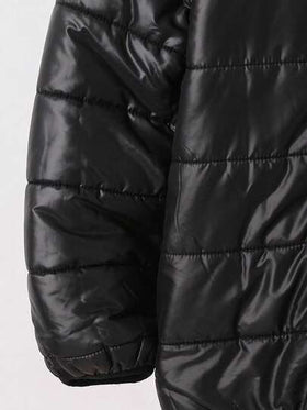 SHEIN معطف ذو رداء أسود فليس بغطاء للأولاد، مبطن ومبزر بسحاب، كاجوال وعصري يناسب المناسبات المختلفة، ناعم ودافيء، مناسب للعب في الثلج والخروج في الشتاء