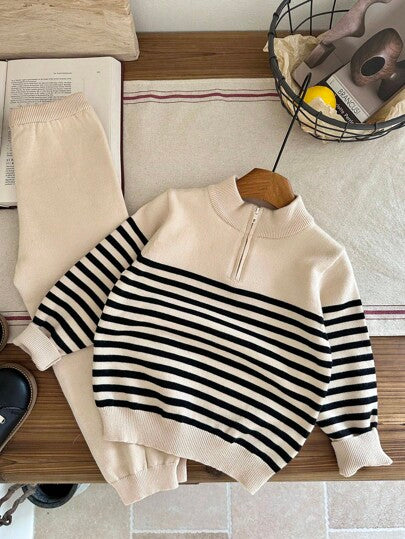 SHEIN LMoss Kids مجموعتان للأولاد والبنات الصغار، ملابس رياضية كاجوال، بأسلوب الجنتلمان الكلاسيكي اليابانى والكورى الأساسي، قميص كارديجان بياقة عالية نصف مفتوح، بلوزة مخططة بالأبيض والأسود، بنطلون صوفي أبيض، بدلة ملابس أطفال للعودة إلى المدرسة