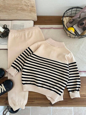 SHEIN LMoss Kids مجموعتان للأولاد والبنات الصغار، ملابس رياضية كاجوال، بأسلوب الجنتلمان الكلاسيكي اليابانى والكورى الأساسي، قميص كارديجان بياقة عالية نصف مفتوح، بلوزة مخططة بالأبيض والأسود، بنطلون صوفي أبيض، بدلة ملابس أطفال للعودة إلى المدرسة