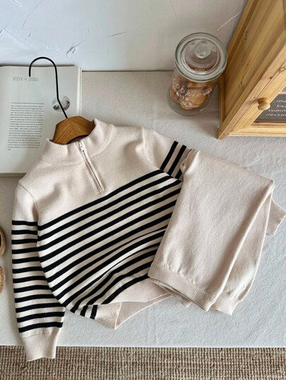 SHEIN LMoss Kids مجموعتان للأولاد والبنات الصغار، ملابس رياضية كاجوال، بأسلوب الجنتلمان الكلاسيكي اليابانى والكورى الأساسي، قميص كارديجان بياقة عالية نصف مفتوح، بلوزة مخططة بالأبيض والأسود، بنطلون صوفي أبيض، بدلة ملابس أطفال للعودة إلى المدرسة