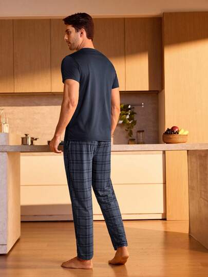 Manfinity Underwear&Sleepwear Basics بدلة رجالية منزلية بقميص كت وبنطلون مرقع طويل الرجل ذو لون سادة