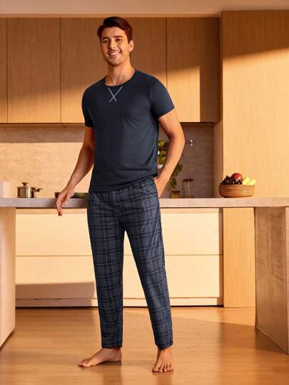 Manfinity Underwear&Sleepwear Basics بدلة رجالية منزلية بقميص كت وبنطلون مرقع طويل الرجل ذو لون سادة