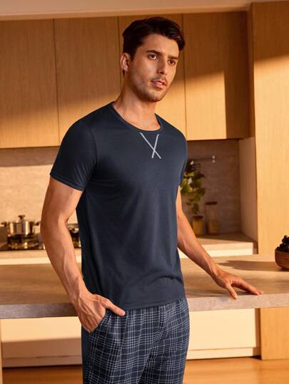 Manfinity Underwear&Sleepwear Basics بدلة رجالية منزلية بقميص كت وبنطلون مرقع طويل الرجل ذو لون سادة
