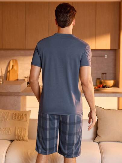 Manfinity Underwear&Sleepwear Basics مجموعة صيفية لرجال القميص بأكمام قصيرة وياقة دائرية مع ملابس علوية مطبوع بنقشة البارزة وسروال قصير مجهز بجيب