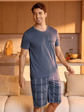 Manfinity Underwear&Sleepwear Basics مجموعة صيفية لرجال القميص بأكمام قصيرة وياقة دائرية مع ملابس علوية مطبوع بنقشة البارزة وسروال قصير مجهز بجيب