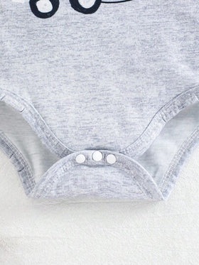 SHEIN طقم بدلة وشورت للأطفال الرضع مزينة برسومات سيارات كرتونية جميلة، ملابس صيفية للأطفال الرضع الذكور مزينة برسومات سيارات البناء، طقم صيفي للأطفال الرضع الذكور مزين برسومات سيارات
