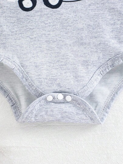 SHEIN طقم بدلة وشورت للأطفال الرضع مزينة برسومات سيارات كرتونية جميلة، ملابس صيفية للأطفال الرضع الذكور مزينة برسومات سيارات البناء، طقم صيفي للأطفال الرضع الذكور مزين برسومات سيارات