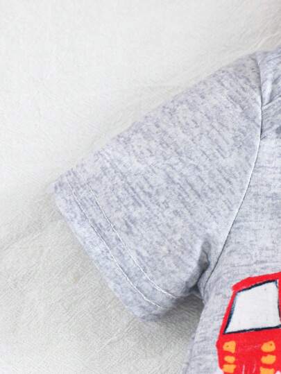 SHEIN طقم بدلة وشورت للأطفال الرضع مزينة برسومات سيارات كرتونية جميلة، ملابس صيفية للأطفال الرضع الذكور مزينة برسومات سيارات البناء، طقم صيفي للأطفال الرضع الذكور مزين برسومات سيارات