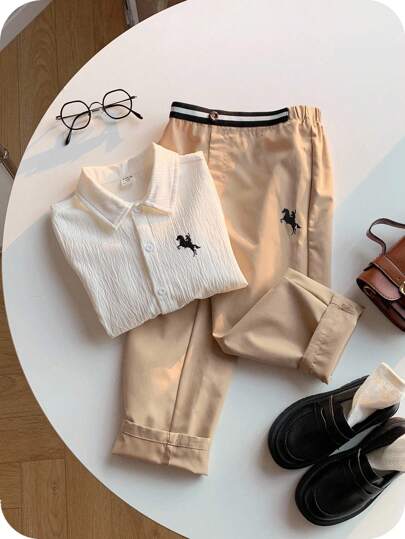 SHEIN طقم بلوزة وبنطلون مريح بشعار غزال ياقة بيضاء للأولاد الصغار 2 قطعة، مناسب للمناسبات والمدرسة والتجمعات اليومية، موسم الخريف/الشتاء