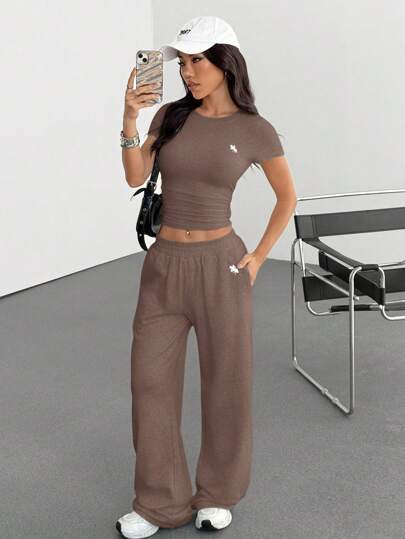 SHEIN EZwear 2 مجموعة/قطعة بدلة للنساء مرتدية عادية بطباعة شعار نايتلي، تتكون من بنطلون وتي شيرت بأكمام قصيرة ، ملابس منزلية