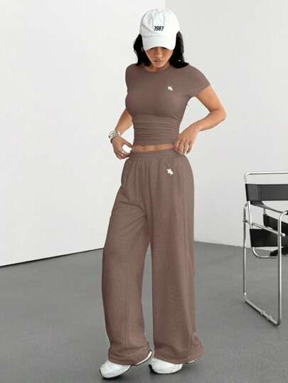SHEIN EZwear 2 مجموعة/قطعة بدلة للنساء مرتدية عادية بطباعة شعار نايتلي، تتكون من بنطلون وتي شيرت بأكمام قصيرة ، ملابس منزلية