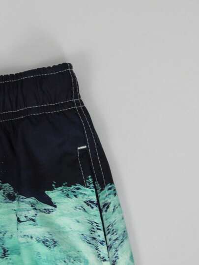 Manfinity Swimmode شورتات سباحة رجالية ذات خصر مربوط بسحاب وجيوب مائلة بطبعة موجية صيفية، شورتات سباحة رجالية باللون الأزرق