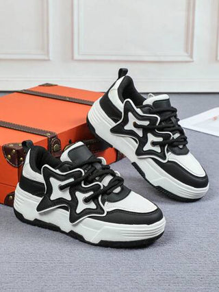 حذاء رياضي أسود وأبيض أساسي بلون أساسي، حذاء ثيك، كعب سميك، زيادة الارتفاع، نعل ثاك، مريح ومنفذ للهواء، أحذية رياضية سوداء سميكة للشارع العالي