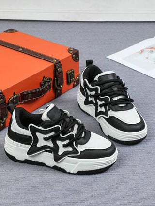 حذاء رياضي أسود وأبيض أساسي بلون أساسي، حذاء ثيك، كعب سميك، زيادة الارتفاع، نعل ثاك، مريح ومنفذ للهواء، أحذية رياضية سوداء سميكة للشارع العالي