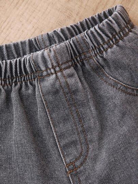SHEIN طقم ملابس أطفال 2 قطعة: ملابس علوية كنزة ذات أكمام طويلة بيضاء ذات محبك وبنطلون جينز أسود، ملابس عادية مريحة مناسبة للاستخدام في الداخل والخارج واليومي والرياضة واللعب والحفلات والتصوير والعطلات والشتاء والربيع والصيف والخريف