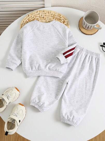 SHEIN مجموعة بدلة رياضية للأطفال الصبية 2 قطعة، بلوزة كم طويل وبنطلون جوجر، ملابس رياضية مريحة متعددة الاستخدامات، مناسبة للداخل والخارج واليومي والرياضة واللعب والحفلات وتصوير الصور والعطلات في جميع المواسم