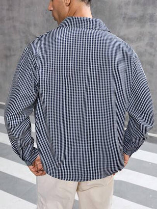 Manfinity Homme قميص رجالي كاجوال ذو طبعة إلى طراز الكلية، بجيب رفرفة وأزرار، مناسب للربيع والخريف