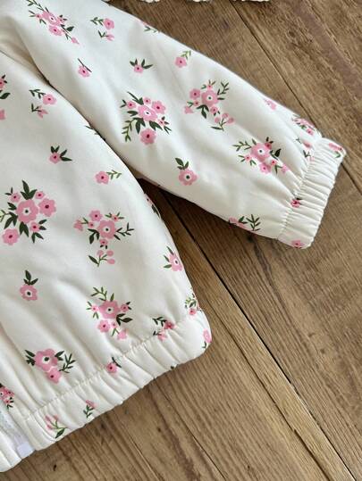 SHEIN معطف سميك مبطن بالحرارة مع غطاء رأس للبنات الصغار بنمط زهري جميل، ملابس خارجية دافئة للخريف/الشتاء