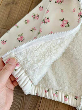 SHEIN معطف سميك مبطن بالحرارة مع غطاء رأس للبنات الصغار بنمط زهري جميل، ملابس خارجية دافئة للخريف/الشتاء