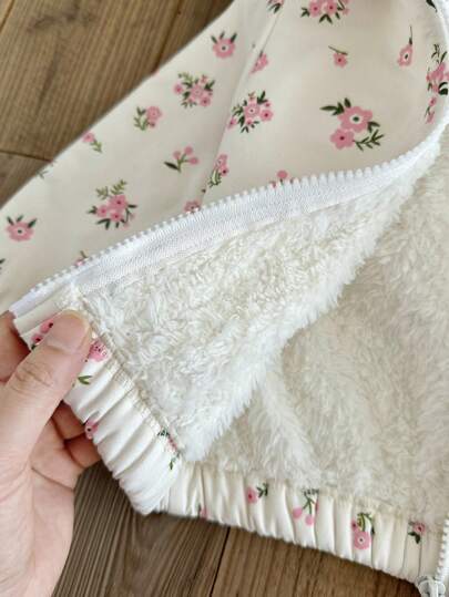 SHEIN معطف سميك مبطن بالحرارة مع غطاء رأس للبنات الصغار بنمط زهري جميل، ملابس خارجية دافئة للخريف/الشتاء