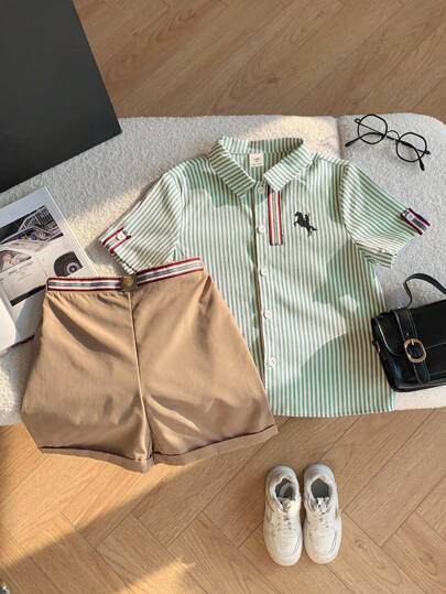 SHEIN مجموعة شورتات قصيرة من الصوف والكوران المزخرفة بخطوط ملونة للكلية الرياضية الكاجوال 2 قطعة/مجموعة، مناسبة للارتداء اليومي والرياضة والخروجات والمخيمات والتجمعات والمهرجانات والتقاط الصور، موسم العودة إلى المدرسة، الربيع/الصيف