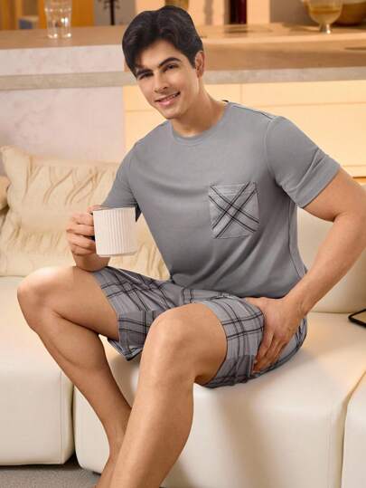 Manfinity Underwear&Sleepwear Basics مجموعة بيجاما رجالية مكونة من تي شيرت كم قصير جيب مربع والشورت قطعتين