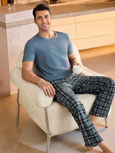 Manfinity Underwear&Sleepwear Basics طقم من ملابس علوية كم قصير أحادية اللون وبنطال مربعات للرجال