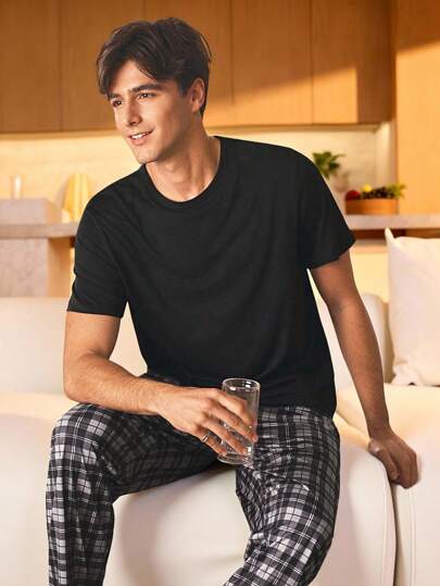 Manfinity Underwear&Sleepwear Basics بذلة بيجاما للرجال مكونة من بنطال قصير مربعات وتي شيرت أكمام قصيرة موحد اللون للصيف
