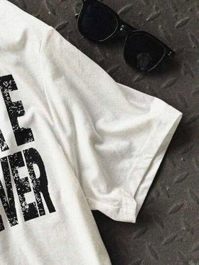 SHEIN تي شيرت أساسي ذو رقبة طاقم، نمط شارع كاجوال للشباب،نص طباعي رسومي، لون سادة مريح، مناسب للتنقل والمدرسة والوقت الحر والسفر والرياضة، مناسب للربيع والصيف