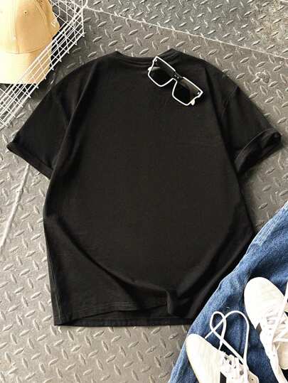 SHEIN قميص كاجوال بياقة طاقم مع طباعة شعار علي نسيج ملون أحادي اللون مريح مناسب للمراهقين والأولاد للتنقل والمدرسة والكاجوال والسفر والرياضة في الربيع والصيف