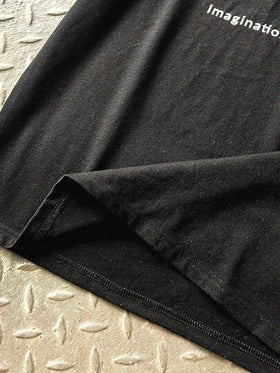 SHEIN قميص كاجوال بياقة طاقم مع طباعة شعار علي نسيج ملون أحادي اللون مريح مناسب للمراهقين والأولاد للتنقل والمدرسة والكاجوال والسفر والرياضة في الربيع والصيف