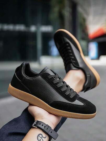 أحذية رياضية كاجوال كلاسيكية للرجال من جلد البولي يوريثان بلون أحادي، ذات نعل مطاطي منخفض، تصميم بسيط متعدد الاستخدامات للتنقل اليومي، ناعمة ومريحة، مع ربطة أمامية، مناسبة للملابس الرسمية