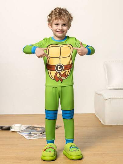 TEENAGE MUTANT NINJA TURTLES | SHEIN طقم بيجامة من قطعتين من اللباس علوي ذات الأكمام الطويلة والبنطلون بطبعة قوقعة السلحفاة الكرتونية للأولاد الصغار