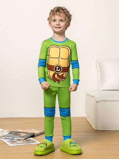 TEENAGE MUTANT NINJA TURTLES | SHEIN طقم بيجامة من قطعتين من اللباس علوي ذات الأكمام الطويلة والبنطلون بطبعة قوقعة السلحفاة الكرتونية للأولاد الصغار