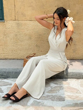 SHEIN Frenchy جمبسوت نسائية واسعة الساق بياقة على شكل حرف V بلون أحادي بدون أكمام