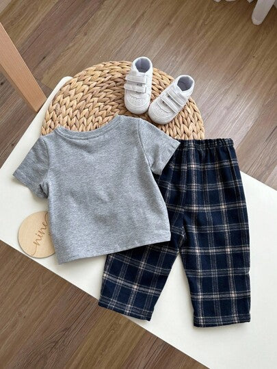 SHEIN طقم بيجامة أطفال من قطعتين لولد رضيع بتصميم مربع المربعات مكون من تي شيرت جيب وشورت مربعات، راحة وأناقة في الاستخدام اليومي