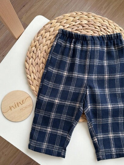 SHEIN طقم بيجامة أطفال من قطعتين لولد رضيع بتصميم مربع المربعات مكون من تي شيرت جيب وشورت مربعات، راحة وأناقة في الاستخدام اليومي