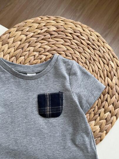 SHEIN طقم بيجامة أطفال من قطعتين لولد رضيع بتصميم مربع المربعات مكون من تي شيرت جيب وشورت مربعات، راحة وأناقة في الاستخدام اليومي