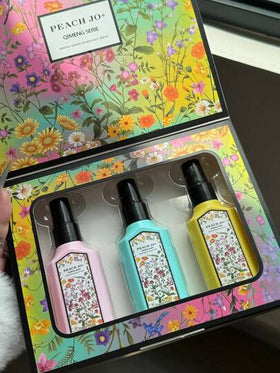 PEACH JO+ مجموعة رذاذ العطر الزهري الحالم المحدود الإصدار، معطر هواء العلاج بالروائح للاستخدام الداخلي/الخارجي، رذاذ متعدد الطبقات يرفع المزاج ذو رائحة طبيعية طازجة وجذابة طويلة الأمد، ينطلق منه عبير الياسمين والجاردينيا والخزامى، هدية مثالية للمناسبات وا