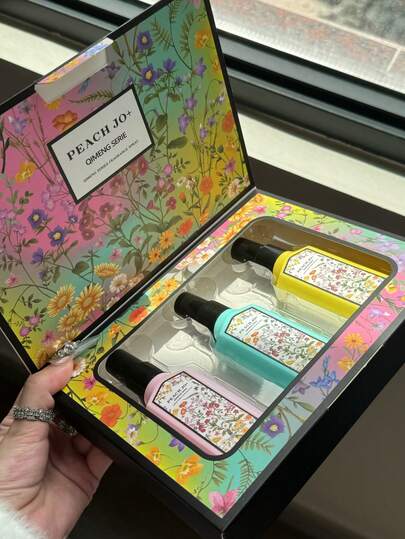 PEACH JO+ مجموعة رذاذ العطر الزهري الحالم المحدود الإصدار، معطر هواء العلاج بالروائح للاستخدام الداخلي/الخارجي، رذاذ متعدد الطبقات يرفع المزاج ذو رائحة طبيعية طازجة وجذابة طويلة الأمد، ينطلق منه عبير الياسمين والجاردينيا والخزامى، هدية مثالية للمناسبات وا