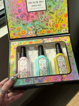 PEACH JO+ مجموعة رذاذ العطر الزهري الحالم المحدود الإصدار، معطر هواء العلاج بالروائح للاستخدام الداخلي/الخارجي، رذاذ متعدد الطبقات يرفع المزاج ذو رائحة طبيعية طازجة وجذابة طويلة الأمد، ينطلق منه عبير الياسمين والجاردينيا والخزامى، هدية مثالية للمناسبات وا