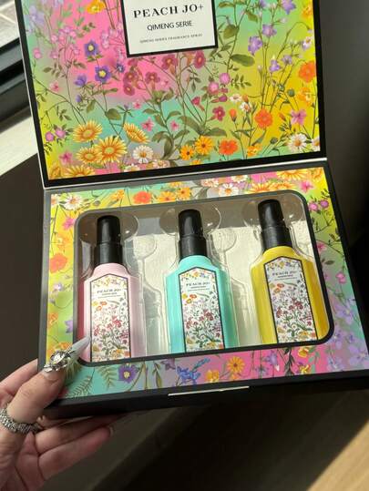 PEACH JO+ مجموعة رذاذ العطر الزهري الحالم المحدود الإصدار، معطر هواء العلاج بالروائح للاستخدام الداخلي/الخارجي، رذاذ متعدد الطبقات يرفع المزاج ذو رائحة طبيعية طازجة وجذابة طويلة الأمد، ينطلق منه عبير الياسمين والجاردينيا والخزامى، هدية مثالية للمناسبات وا